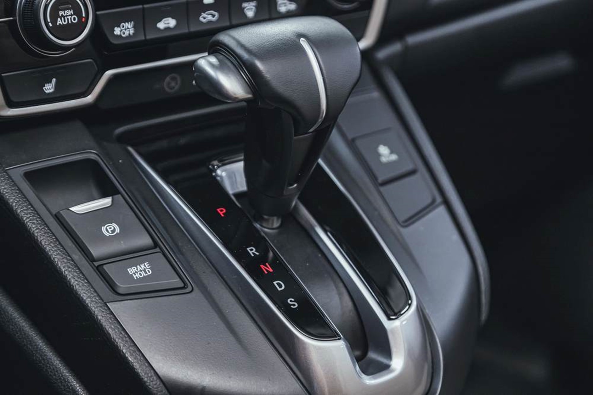 Páka automatickej prevodovky. Režim S (Sport) môže zachrániť prevodovku v zápche.