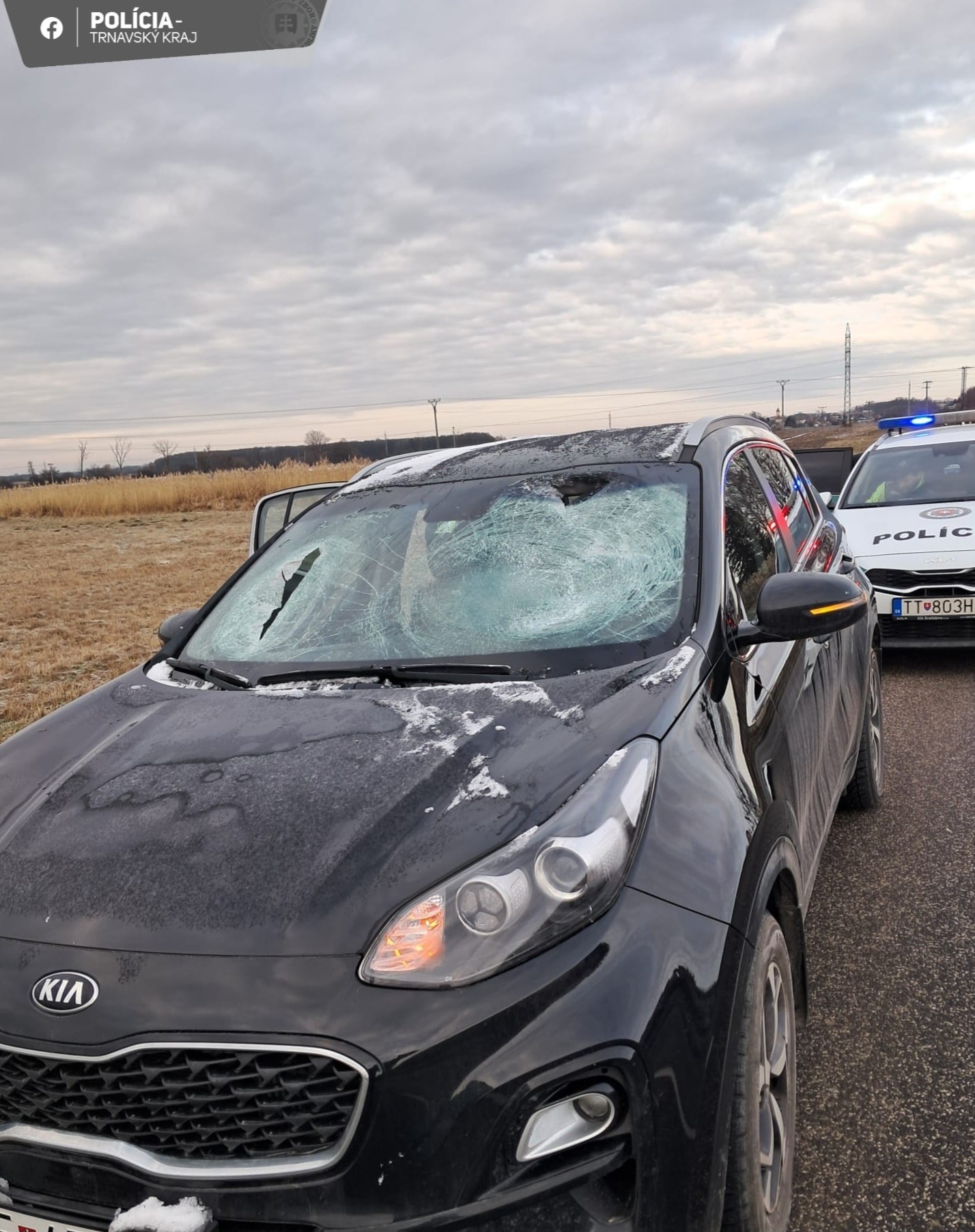Nebezpečný kus ľadu z kamióna zasypal auto pri Šaštíne-Strážach.