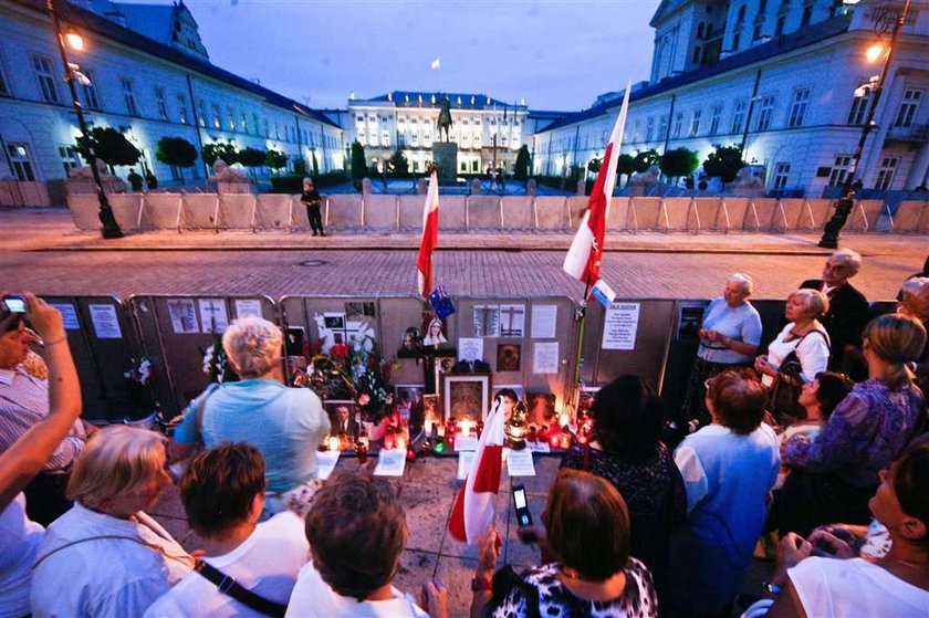 Mieszkańcy warszawskiego Krakowskiego Przedmieścia mają już dość muzyki Chopina grającej z kamiennych ławek. Zadowoleni są za to "obrońcy" krzyża, którzy koczują przed Pałacem Prezydenckim