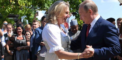 Karin Kneissl na swoim weselu tańczyła z Putinem. Co teraz dzieje się z byłą minister spraw zagranicznych Austrii?