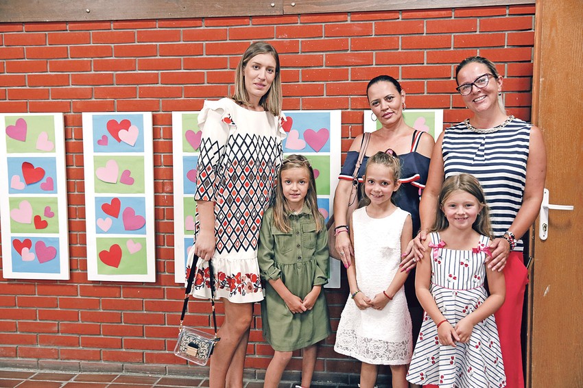 Mame jovana, jelena i Sandra ispratile su  svoje prvake  Nađu, Teodoru i Kristinu