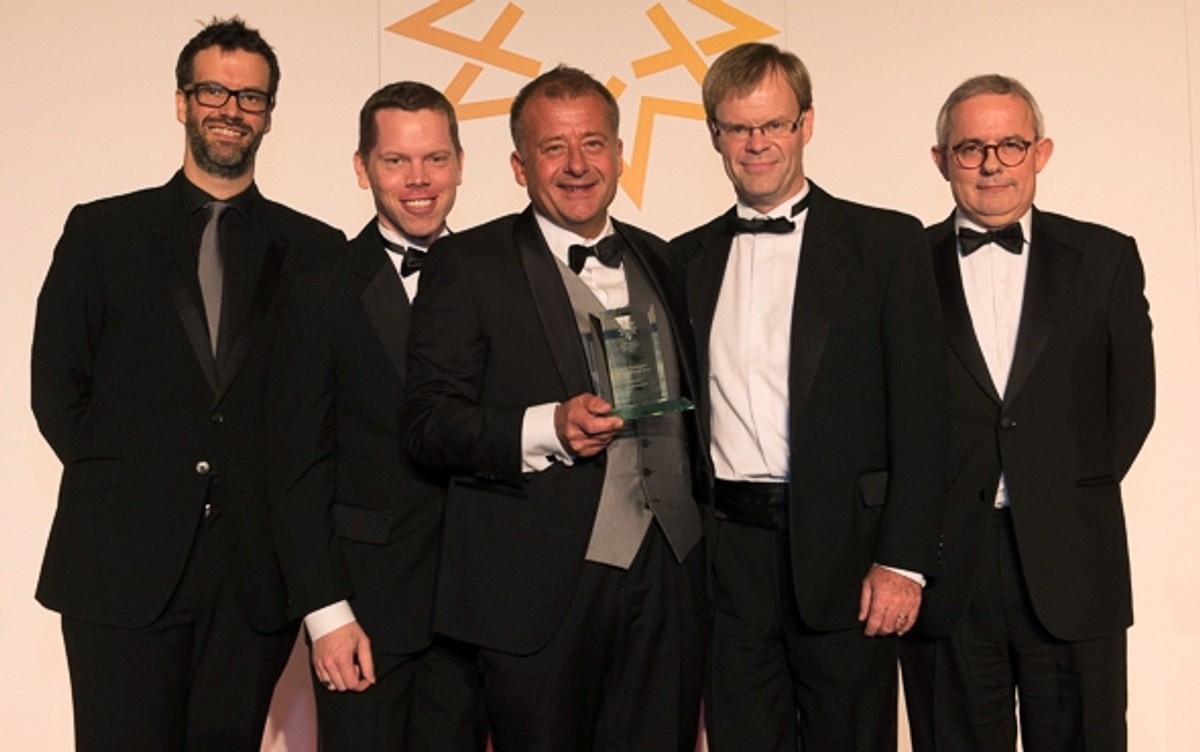 senior partner Per Magnusson pośrodku z nagrodą, po jego lewej partner Kristian Odebjer, po jego prawej partner Paulo Fohlin