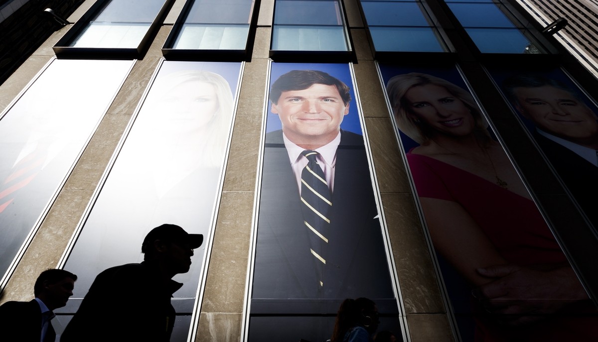 Tucker Carlson na plakacie, siedziba News Corporation w Nowym Jorku Dostawca: PAP/EPA