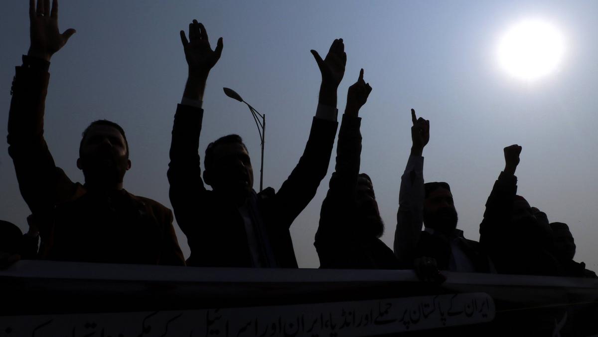 Pakistańscy aktywiści protestujący przeciwko irańskim atakom.