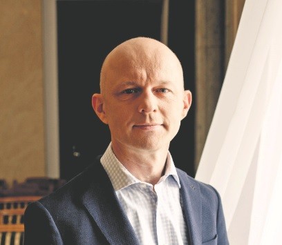 7. Paweł Szałamacha<br><br>

Roli byłego ministra finansów, a obecnie członka zarządu NBP, w kreowaniu polityki gospodarczej rządu nie można pominąć. To Paweł Szałamacha jako minister odpowiadał za finansowanie najważniejszych zapowiedzi, jakie PiS złożył w kampanii wyborczej. Za jego czasów resort finansów pilotował wprowadzenie podatku od instytucji finansowych. Pod jego kierownictwem MF opracowało najważniejsze narzędzia używane dziś przy uszczelnianiu podatków: klauzulę obejścia prawa w ordynacji podatkowej, pakiet paliwowy czy powołanie Krajowej Administracji Skarbowej. Szałamacha przejął po poprzednikach i wdrożył również jednolity plik kontrolny oraz uruchomił projekt pod nazwą Aplikacje Krytyczne – czyli specjalną spółkę pod nadzorem MF, której zadaniem docelowym było stworzenie centralnego rejestru faktur mającego umożliwiać bieżącą kontrolę obiegu rozliczeń w gospodarce, dzięki czemu skuteczniej można by zwalczać podatkowe karuzele i poprawić skuteczność kontroli skarbowych. Ministerstwo za czasów Pawła Szałamachy przygotowało też kilka zmian w CIT, m.in. obniżyło próg, do którego można przeprowadzać transakcje w gotówce (z 15 tys. euro do 15 tys. zł).<br><br>

Jednocześnie to za Pawła Szałamachy zaczęło się stopniowe osłabianie pozycji MF. Od początku nie była ona szczególnie mocna – minister finansów nie miał rangi wicepremiera, co sytuowało ośrodek władzy gospodarczej w Ministerstwie Rozwoju, kierowanym przez wicepremiera Morawieckiego. Resort finansów jednak osłabł jeszcze bardziej po tym, jak stracił kontrolę nad Korporacją Ubezpieczeń Kredytów Eksportowych i Bankiem Gospodarstwa Krajowego. Bolesna była zwłaszcza utrata BGK, bo wcześniej to właśnie on był zbrojnym ramieniem MF w działaniach na rynku (np. wymianie walut bez udziału NBP). Szałamacha zaliczył też kilka wpadek, w tym jedną spektakularną: fiasko podatku handlowego. Najpierw przygotowany przez niego projekt był tak zły, że zaprotestowali handlowcy – i to głównie ci, którym wprowadzenie podatku handlowego miało pomagać. I był to pierwszy protest, z którym musiał zmierzyć się rząd PiS. Nowy projekt, który został zaakceptowany przez część handlowców i przyjęty w formie ustawy, zakwestionowała z kolei Komisja Europejska. Ostatecznie nie mamy podatku handlowego, Polska zamierza procesować się z KE o przyjętą wcześniej wersję, ale obietnica wyborcza nie została w ten sposób wypełniona.<br><br>