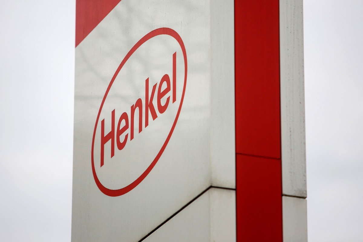 Logo firmy Henkel przed główną siedzibą firmy w Duesselorfie w Niemczech. 7.04.2016