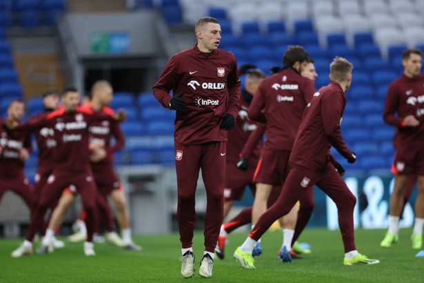 Piłkarz reprezentacji Polski Jakub Piotrowski (C) podczas treningu kadry na stadionie w Cardiff