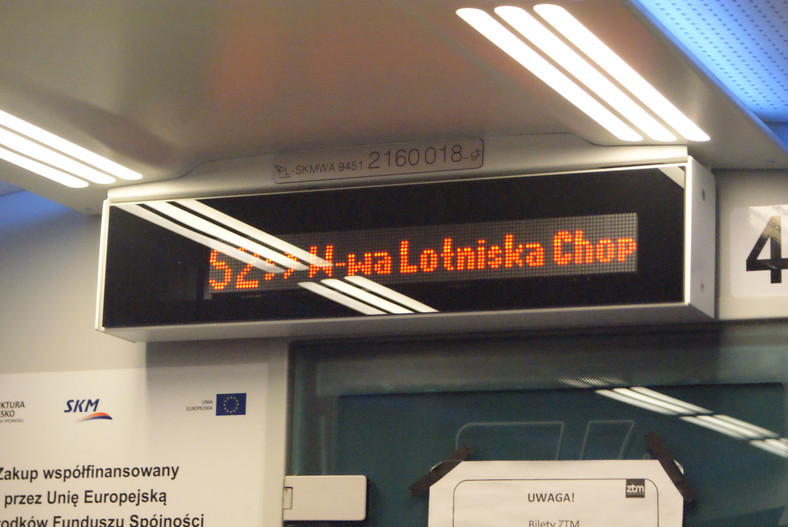 Pociąg SKM na stacji Warszawa Lotnisko Chopina
