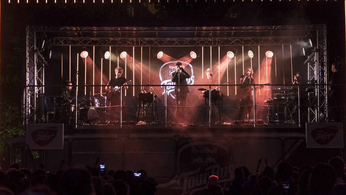 Muzyczny autobus Red Bull Tour Bus ruszył w trasę już ósmy raz z rzędu, tym razem goszcząc na swoim pokładzie Dawida Podsiadło. Po koncercie w Płocku, który inaugurował trasę, słynny Red Bull Tour Bus zaparkował w Częstochowie. Jeszcze na długo przed otwarciem bram, najwierniejsi fani oczekiwali na koncert Dawida, nie zważając na intensywne opady deszczu. Występ artysty nagrodzili podwójnymi „bisami”.