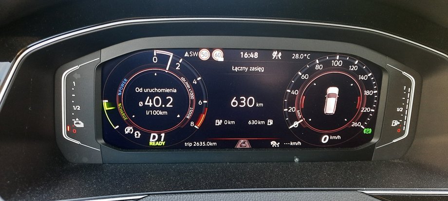 Volkswagen Passat GTE nie pali oczywiście 40 l/100 km, ale pechowy start do jazdy miejskiej, od ruszenia w korku, oznacza spore zużycie paliwa w przeliczeniu na 100 km. To zdjęcie jasno pokazuje, jak dużo można zaoszczędzić nie uruchamiając silnika spalinowego i korzystając z energii elektrycznej.