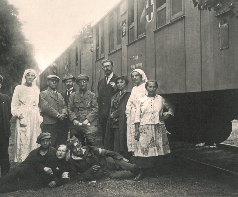 W czasie wojny kolej wykorzystywano zarówno do działań bojowych (pociągi pancerne), jak i transportu rannych (pociągi sanitarne)