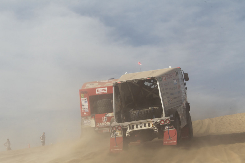 Dakar 2013: Hołowczyc zawiedziony, Sainz utknął na wydmach (2. etap, wyniki, galeria)