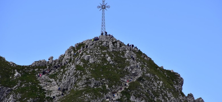 Na krzyżu na Giewoncie znów zawisł baner. Pracownicy TPN w drodze na szczyt