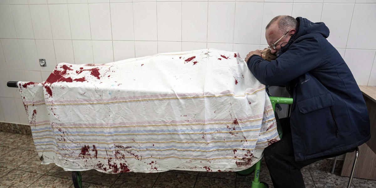 Ukraiński ojciec opłakujący zabitego syna.