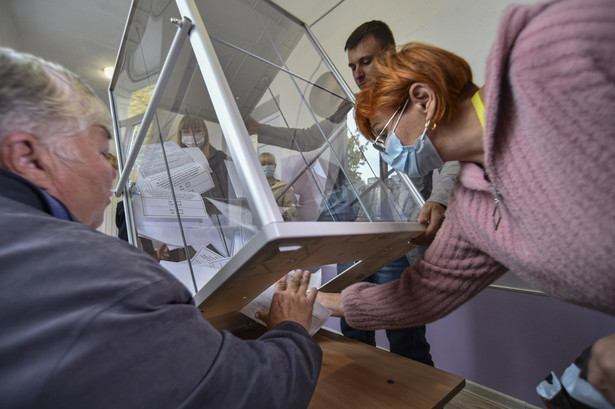 Liczenie "głosów" podczas pseudoreferendum w Melitopolu