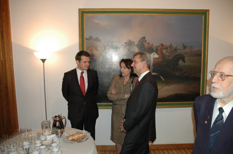 Cezary Grabarczyk (drugi z prawej) podczas przyjęcia w ambasadzie RP w Moskwie.