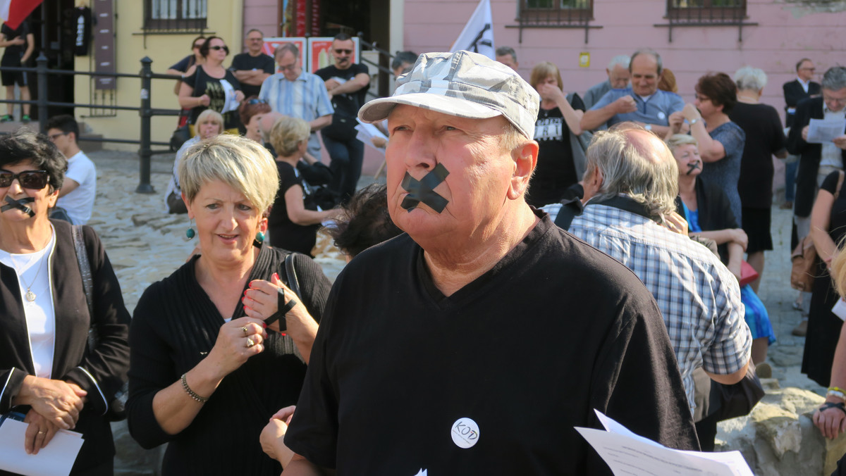 Tylko 15 minut trwał "Czarny protest" członków Komitetu Obrony Demokracji w Lublinie. Ubrani na czarno z zaklejonymi ustami i transparentami wyrazili swoją dezaprobatę dla działań rządu w sprawie nowej ustawy o Trybunale Konstytucyjnym.