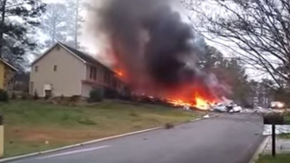 Szörnyű: repülőgép zuhant egy családi házra - a pilóta szörnyethalt - videó