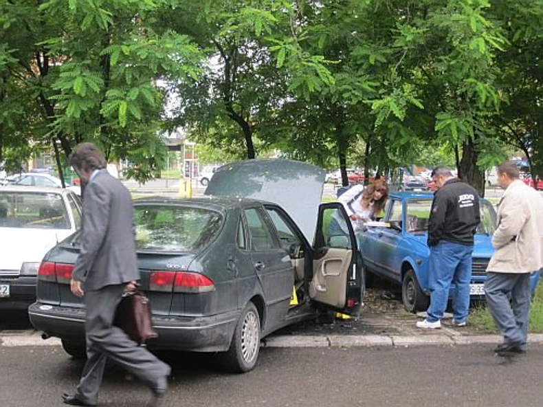 Ivan Marković (slika dole levo) podmetnu bombu pod automobil glumca Borisa Isakovića (slika dole desno)