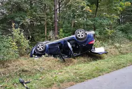 Zahaczyła inny samochód lusterkiem, a auto z dziećmi dachowało. Kobieta uciekła [WIDEO]