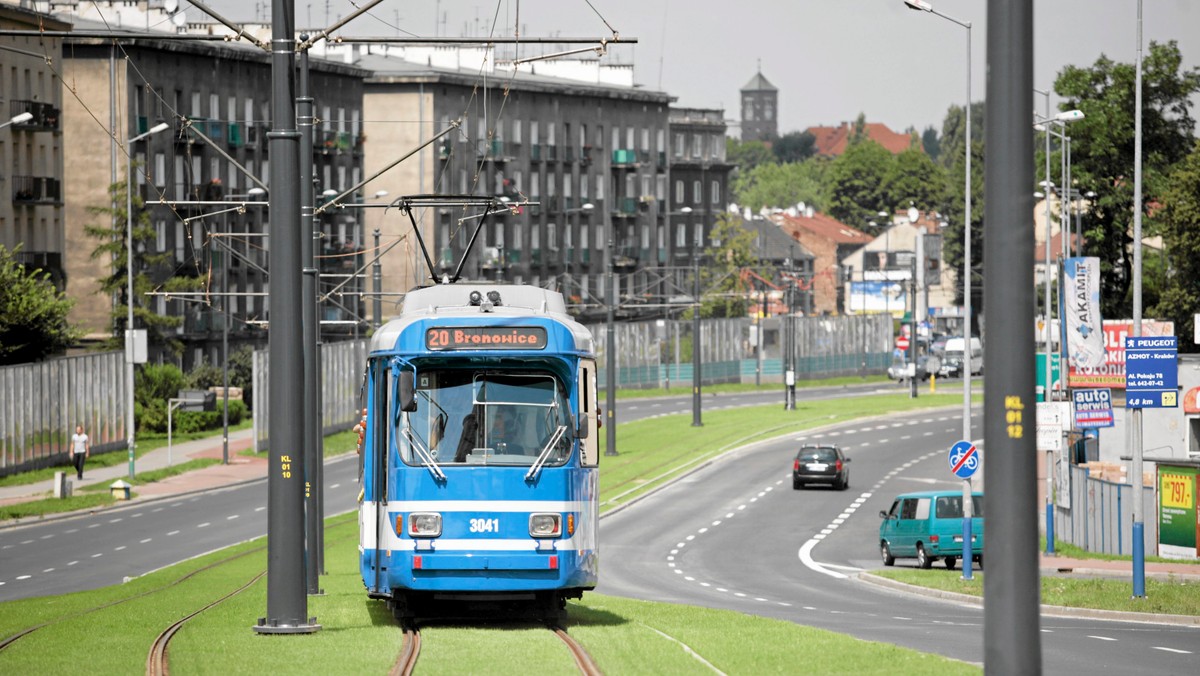 Prokuratura Okręgowa w Krakowie oskarżyła łącznie 15 osób ws. budowy linii tramwajowej na odcinku od Ronda Grzegórzeckiego do Małego Płaszowa. Firma wykonująca inwestycję użyła tańszych materiałów konstrukcyjnych, co spowodowało straty MPK w wysokości prawie 15 mln zł. Chodzi o jedną z najważniejszych inwestycji w Krakowie w ostatnich latach.