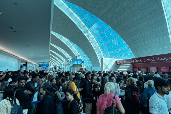 "NISU NAM OBEZBEDILI NI HRANU ZA DECU!" Turisti na aerodromima u Dubaiju proživljavaju pakao: "Ovde smo stisnuti kao životinje, niko nam ništa ne govori"