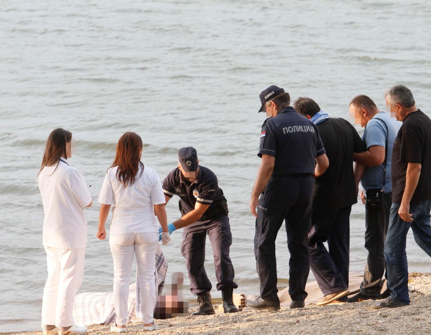 Izvlačenje tela jednog od dečaka koji se utopio u Srebrnom jezeru