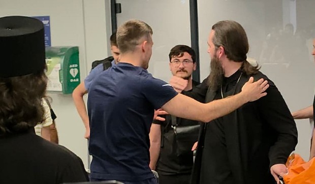 Aleksa Avramović sa sveštenikom