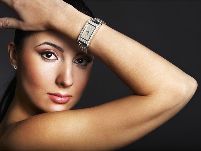 Zegarek - może być prezentem bardzo luksusowym, ale też bardzo osobistym, gdy dodamy od siebie wygrawerowane wyznanie