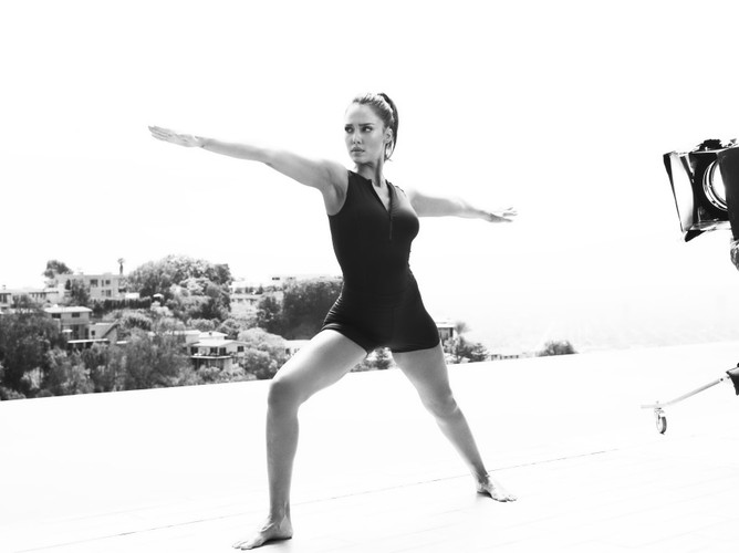 Jessica Alba na planie filmu promocyjnego depilatora Braun Silk-épil 9 SkinSpa