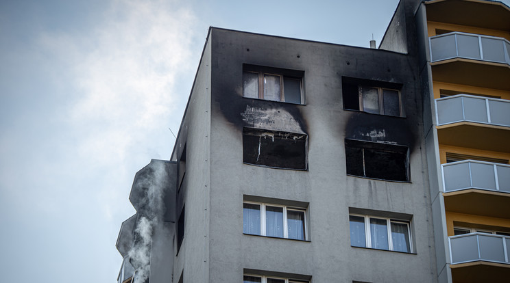 A felső szint kiégett, az emberek a tűz elől vetették magukat a mélybe Csehországban / Fotó: MTI/EPA