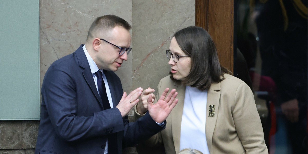 Artur Soboń i minister finansów Magdalena Rzeczkowska.