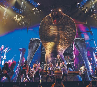 Show nie zrobi się sam. Za Rammsteinem podróżuje 106 ciężarówek. Ile kosztują efekty specjalne na koncertach stadionowych?