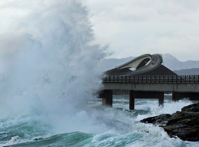 Ogromne fale sztormowe przelewają się przez autostradę na wybrzeżu Norwegii