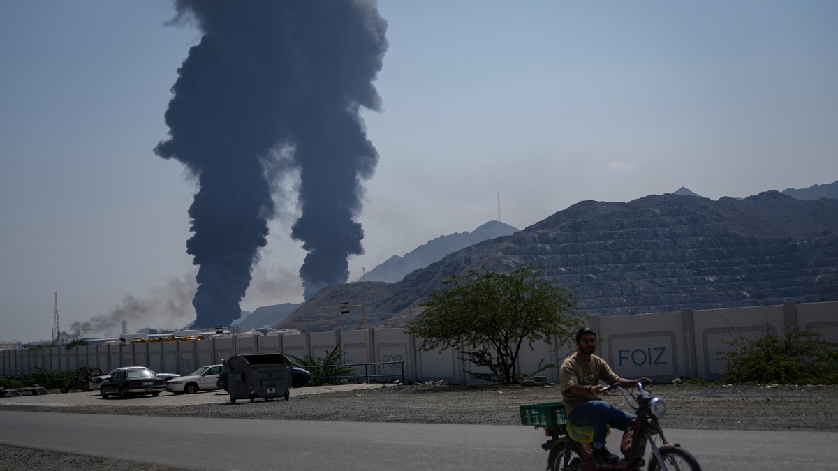 Dim nakon udara oborenog drona na naftno postrojenje u Fudžajrahu, Ujedinjeni Arapski Emirati, 14. marta