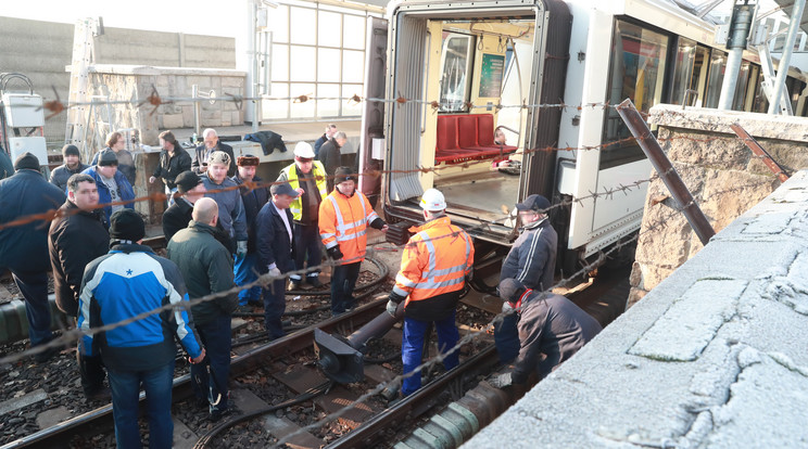 A két összecsúszott metrókocsit szétvontatták, a szakértők 
így vizsgálják a 
körülményeket /Fo­tó: Isza Ferenc