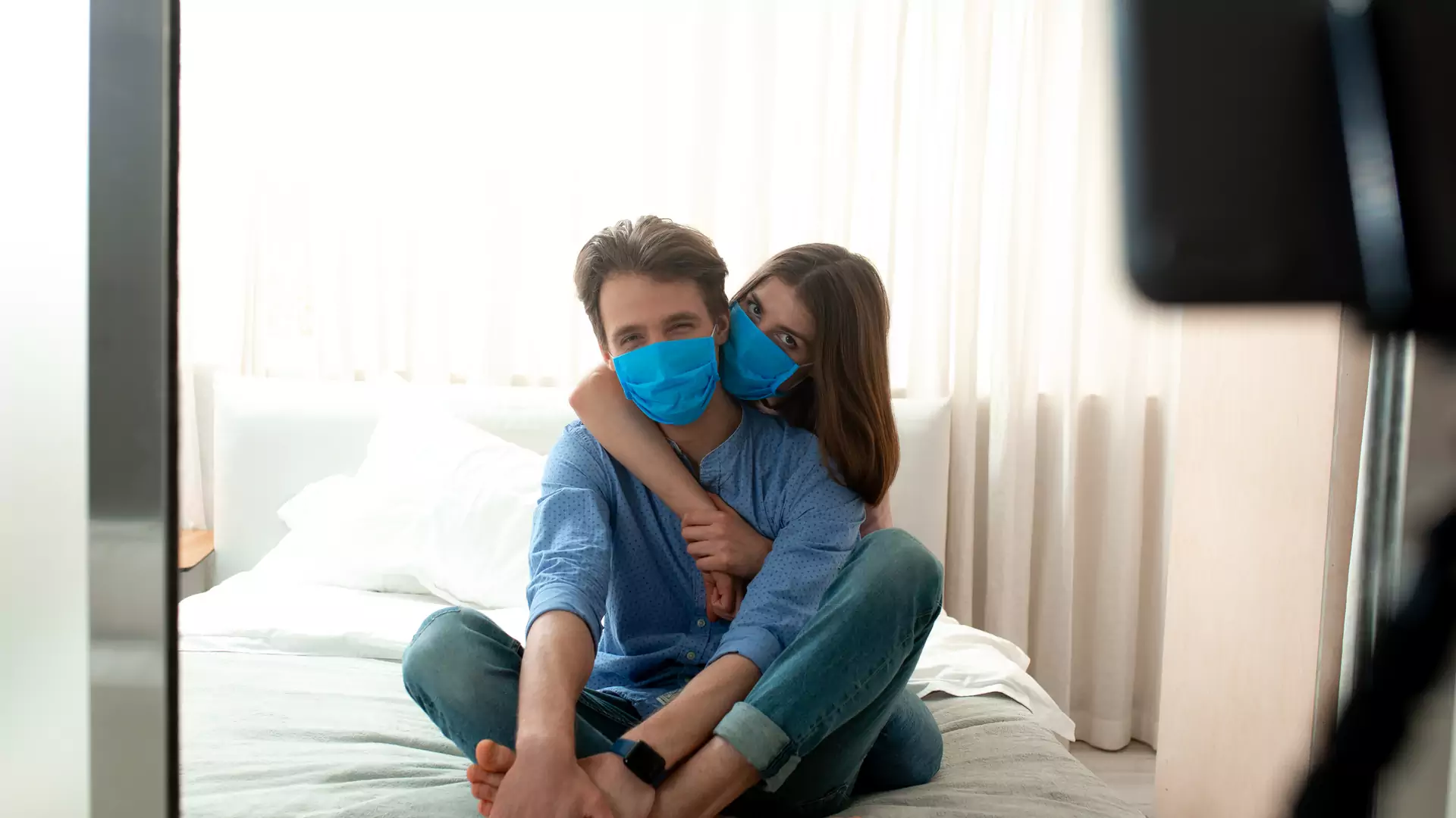 Uznana lekarka apeluje: noś maseczkę podczas seksu, unikaj całowania