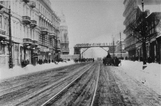 Warszawa, getto, ul. Chłodna. Widok z wiaduktem (zima 1942). Zbiory Muzeum Historii Żydów Polskich POLIN.