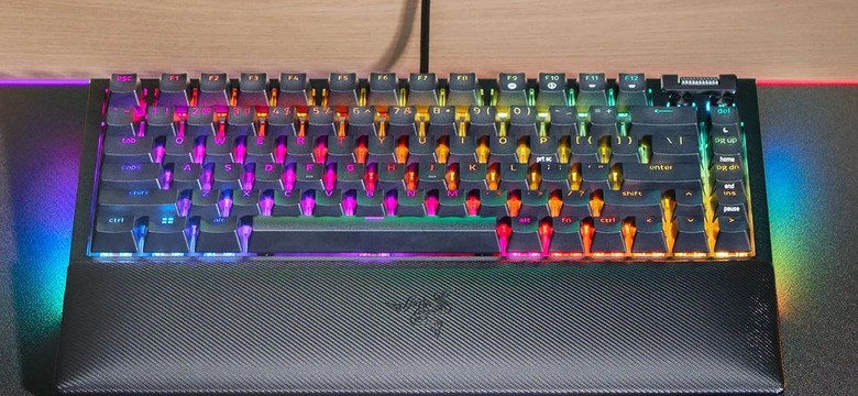 Takiej klawiatury Razer jeszcze nie miał. Oto BlackWidow v4 75 proc. [RECENZJA]