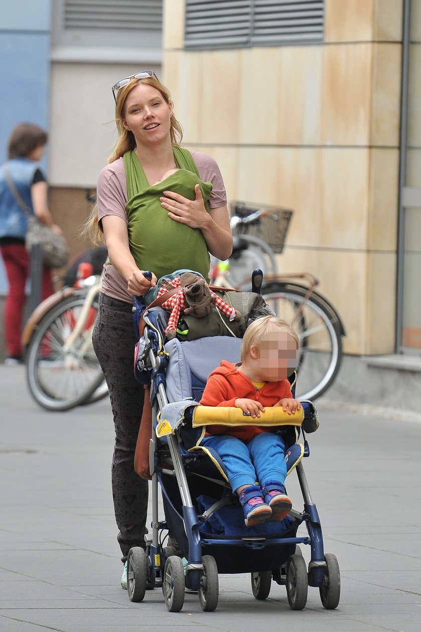 Roma Gąsiorowska na spacerze z dziećmi w Warszawie