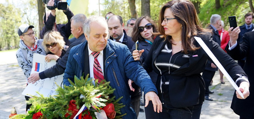 Awantura na cmentarzu! Konsul Rosji chciał złozyć kwiaty i wtedy się zaczęło. „Ubijcy, mordercy”. Prezydent Gdańska też nie przebiera w słowach [ZDJĘCIA]