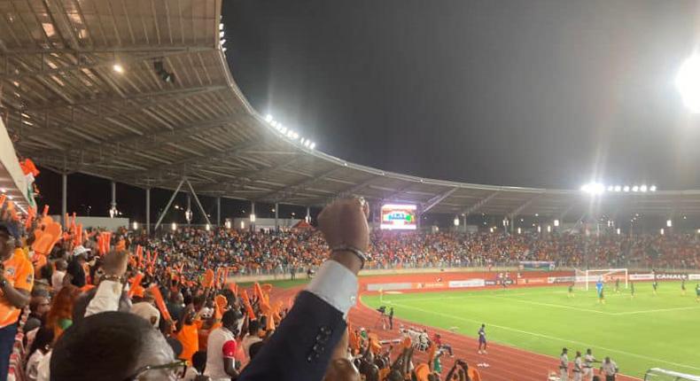 Supporters ivoiriens au stade pour un match de football/SAE