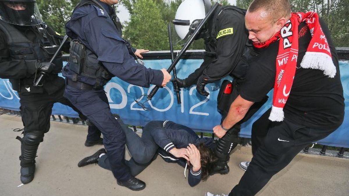 polska rosja marsz kibiców policja