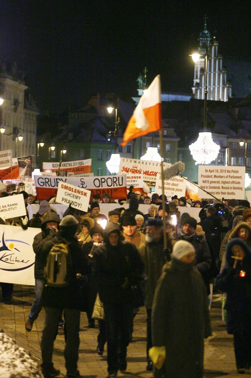 Warszawa, 10.12.2010. W kolejną miesięcznicę katastrofy smoleńskiej ze Starego Miasta pod Pałac Prezydencki przeszedł marsz obrońców krzyża z pochodniami. Na czele marszu szedł Jarosław Kaczyński. Fot. Piotr Molecki/ Newspix.pl