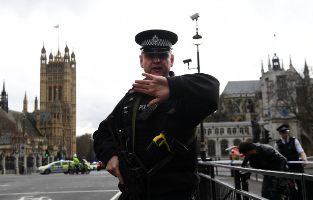 Cztery osoby zginęły, a 29 jest w szpitalach po ataku w centrum Londynu. Policja: Napastnik inspirował się islamskim terroryzmem