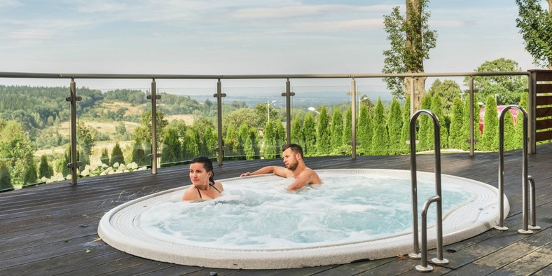 Hotel Malinowy Dwór - jacuzzi z widokiem na góry