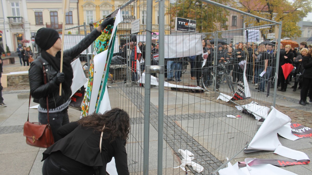 Ciąg dalszy incydentu, do jakiego doszło wczoraj podczas "czarnego protestu" w Kielcach. W trakcie manifestacji kilka osób zniszczyło wystawę szkalującą homoseksualistów, która od ponad tygodnia stała na rynku. Wniosek o ściganie winnych złożyła Fundacja Życie i Rodzina. Policja namierzyła już pięć osób - odpowiedzą za zniszczenie mienia.