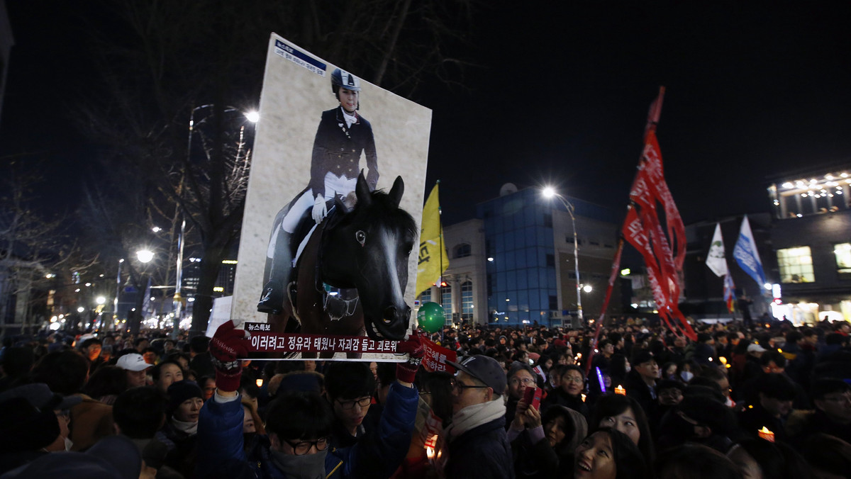 Setki tysięcy mieszkańców Korei Południowej uczestniczyły w marszu, który przeszedł pod siedzibę prezydent Park Geun Hie w Seulu, domagając się dymisji zamieszanej w skandal korupcyjny szefowej państwa. Był to szósty z rzędu weekend protestów.