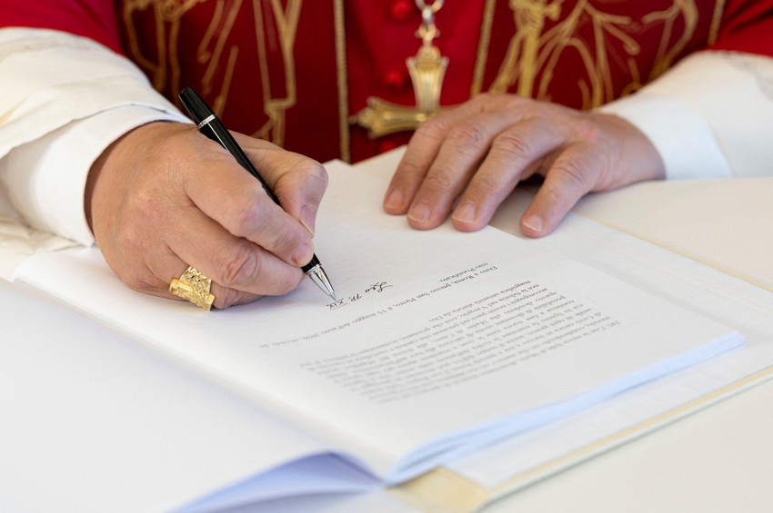 Papa potpisuje encikliku „Magnifica humanitas“ | Foto: Vatican Media/­Handout via REUTERS