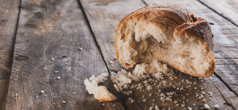 Nie wyrzucaj chleba do kosza. Lepiej przygotuj z niego naturalny nawóz do roślin